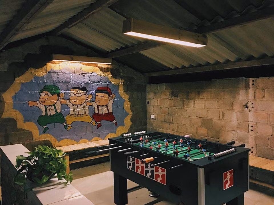 Không gian giải trí với bàn bi-lắc cho các bạn trẻ có những game đấu gây cấn.