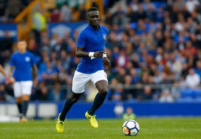 Theo trang Evening Standard, HLV Ole Gunnar Solskjaer đang xem tiền vệ Idrissa Gueye là mục tiêu hàng đầu để thay thế Ander Herrera. Đáng nói hơn, trước đó PSG cũng đặt lên bàn đàm phán 30 triệu bảng để thuyết phục Everton nhượng lại ngôi sao người Senegal.