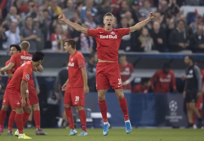 Chuyển nhượng bóng đá từ TuttoSport cho hay, RB Salzburg sẵn sàng để Erling Haaland ra đi nếu nhận đủ 100 triệu euro. Đây là số tiền tương đối lớn với một cầu thủ ở tuổi đôi mươi và M.U có thể phải suy nghĩ lại.