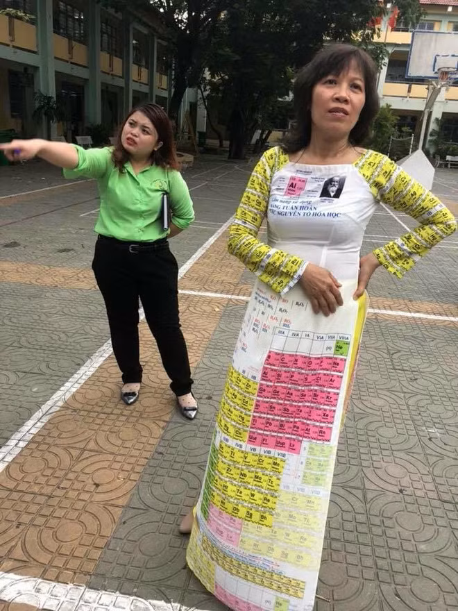 Hình ảnh những cô giáo trong tà áo dài đã được đi vào thơ ca từ rất lâu và in sâu trong tiềm thức bao thế hệ học sinh. Cũng chính vì thế, ngoài việc bồi dưỡng kiến thức cho học sinh, nhiều giáo viên còn tìm cách mặc áo dài đẹp nhất cho ngày trọng đại của trường.