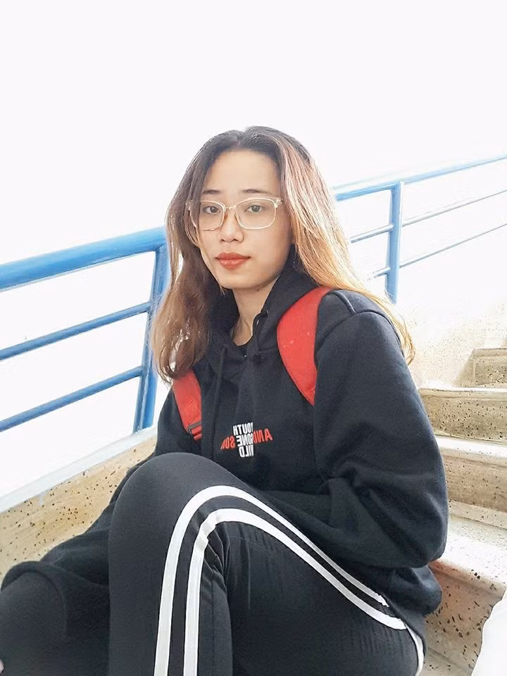 Theo đoạn clip, cô bạn cùng bạn mình đi lấy đồ nên không makeup và khi được rủ vào uống trà sữa thì đã "giãy nảy" lên không chịu vì "chưa tô son với kẻ lông mày nên nhìn như "chết trôi".