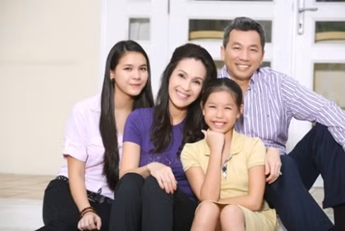 Ngoài ra, con gái "người đẹp không tuổi" Diễm My còn có thành tích học tập rất ấn tượng. Thùy My có thể giao tiếp tốt bằng tiếng Anh nên thường được nhà trường cử đi thi hùng biện ở các nước trong khu vực.