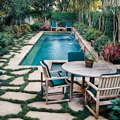 Với lối thiết kế các khuôn nhà vừa vặn, dịu mắt, đặc biệt là nằm cách xa những khu trung tâm đông đúc, nơi đây lại càng có thêm vẻ yên bình, tĩnh tại mà gần gũi với thiên nhiên.