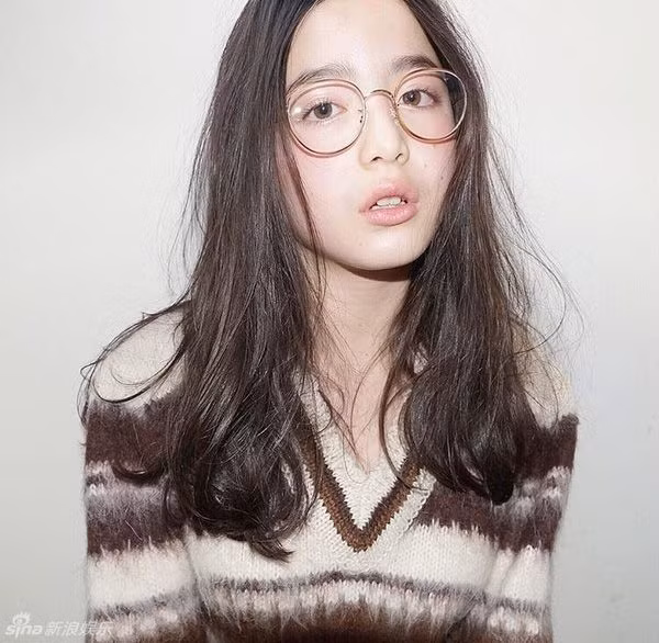 Được biết, người mẫu nhí 13 tuổi này tên là Naomi Yamada, hiện là người mẫu cho một số tạp chí tại Nhật Bản cho các nhãn hàng thời trang dành cho trẻ em uy tín.