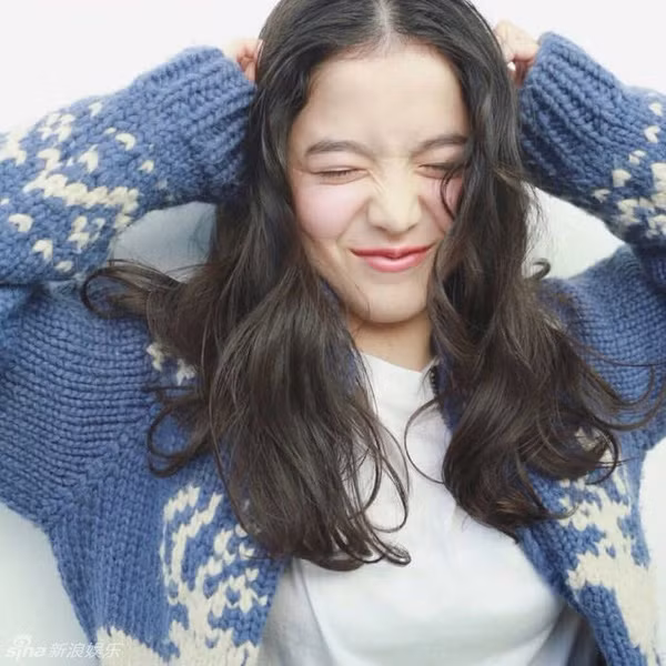 Khoảnh khắc dễ thương của cô người mẫu nhí lai Nhật - Pháp là Naomi Yamada.