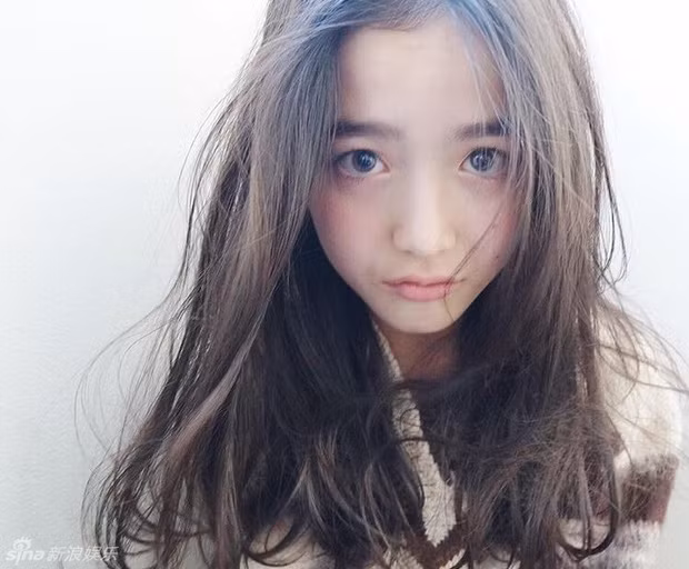 Đôi môi hồng dễ thương và đặc biệt là cảnh hờ hững khiến cho Naomi Yamada ghi điểm tuyệt đối trong mắt người ngắm.