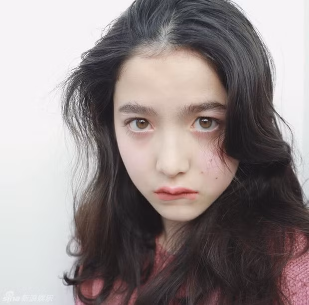 Nước da trắng hồng, đôi mắt nâu hay đôi môi căng mọng là tất cả những điểm nhấn giúp Naomi Yamada thành danh dù còn rất ít tuổi.