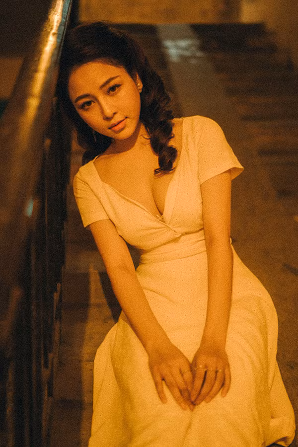 Kể từ sau khi nổi tiếng, hot girl Trâm Anh rất cố gắng trong việc thay đổi hình mẫu. Cô nàng này liên tục thử sức với nhiều phong cách từ cá tính, sành điệu, quyến rũ cho tới hiền dịu, nhẹ nhàng để thích ứng với hình tượng mà cộng đồng yêu thích.