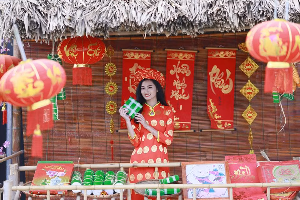 Với những ưu điểm như gần trung tâm Hà Nội, giá vé vào cửa khá mềm, nhiều bối cảnh lạ mắt và đặc biệt những ngày cận kề Tết đến xuân về, Cherry Land còn cho bạn một background đậm hơi thở mùa xuân.