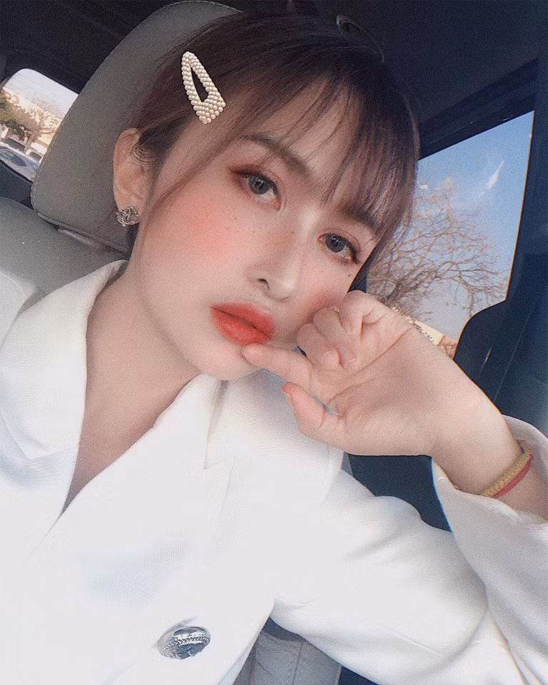 So với 3 năm trước đây, có thể nói vợ đại gia Minh Nhựa càng ngày càng trẻ đẹp. Mina Phạm thậm chí còn được nhận xét là sở hữu nhan sắc như hot girl ở độ tuổi mười tám đôi mươi.