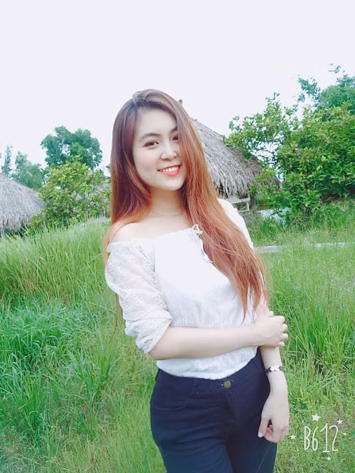 Tuy nhiên, Trân Trần cho rằng đó chỉ là những hình ảnh lưu giữ vẻ đẹp tuổi thanh xuân, không quá trớn đến mức vi phạm đạo đức nghề nghiệp. Ảnh trong bài: Facebook nhân vật.