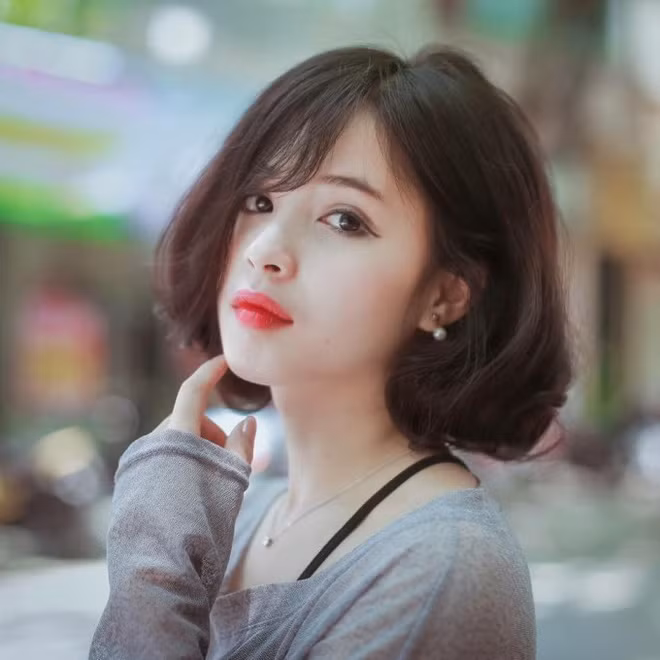 Trước khi khóa Facebook, Ma Hương Thảo còn bị nhiều người đặt dấu hỏi lớn về mối quan hệ của cô với hậu vệ trẻ của ĐTQG Việt Nam cũng như CLB Hà Nội FC đó là Đoàn Văn Hậu.Trên trang cá nhân của cựu sinh viên trường ĐH Văn Hóa này có rất nhiều ảnh đi chơi riêng cũng như ăn tối với chàng hậu vệ trẻ Đoàn Văn Hậu..