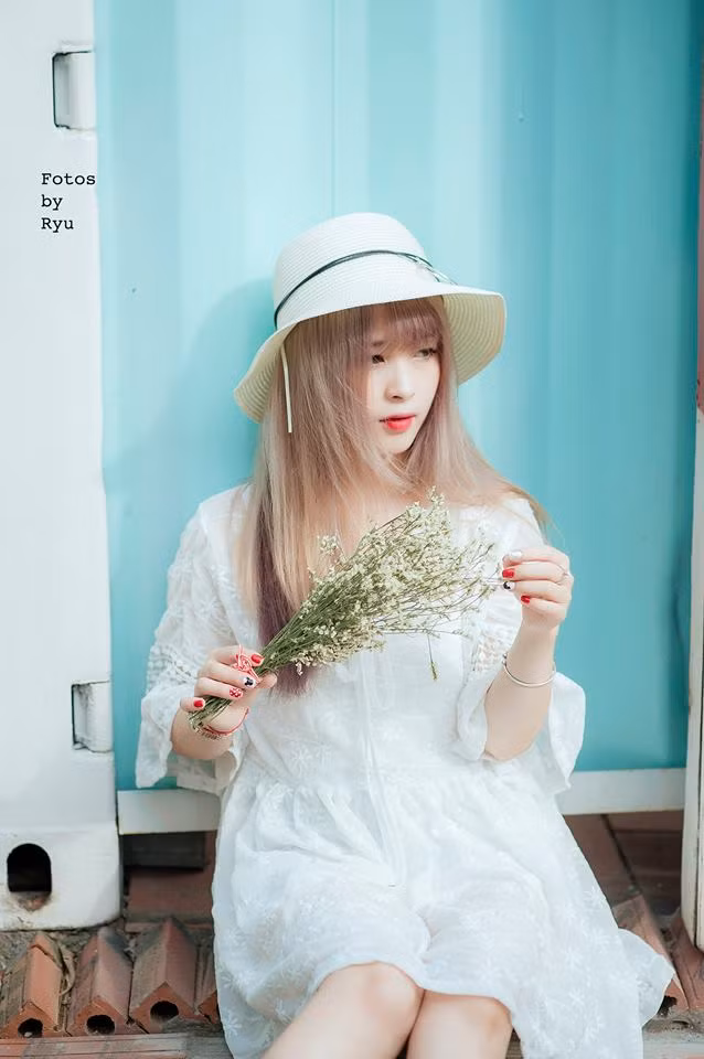 Hương Thảo sở hữu lượng người theo dõi khá lớn trên trang cá nhân do từng tham gia đóng phim, làm người mẫu ảnh. Được biết, hiện tại cựu nữ sinh ĐH Văn Hóa này còn là một nữ streamer có tiếng trong cộng đồng mạng.