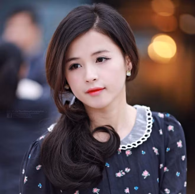 Các thành viên của fanpage Yêu bóng đá thậm chí còn nhận xét bông đùa rằng: "Thay vì mở ra các cuộc thi hoa hậu, chúng ta chỉ cần dạo quanh khán đài sân Mỹ Đình mỗi khi ĐT Việt Nam thi đấu để được thấy vô số người đẹp".