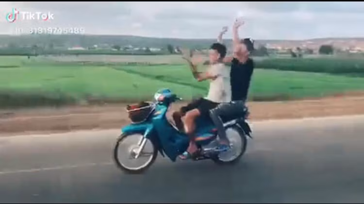 Sau khi clip đi xe thả tay múa quạt kiểu Khá Bảnh của 2 thanh niên được đăng tải, CĐM đã đưa ra nhiều ý kiến khác nhau. Nhưng đa phần đều lên án chỉ trích hành động không tuân thủ pháp luật và thích thể hiện của 2 nhân vật chính.