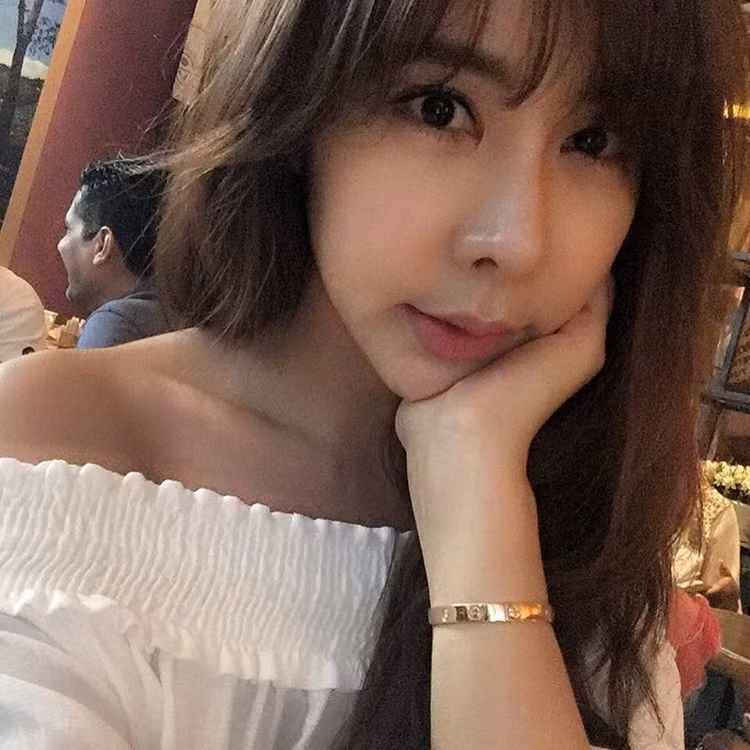 Với nhan sắc không tuổi của mình, Kim Jun-hee khiến cánh mày râu phải mải miết ngắm nhìn. Còn với chị em phụ nữ họ vừa ngưỡng mộ nhưng trong đó có đôi phần ghen tỵ.