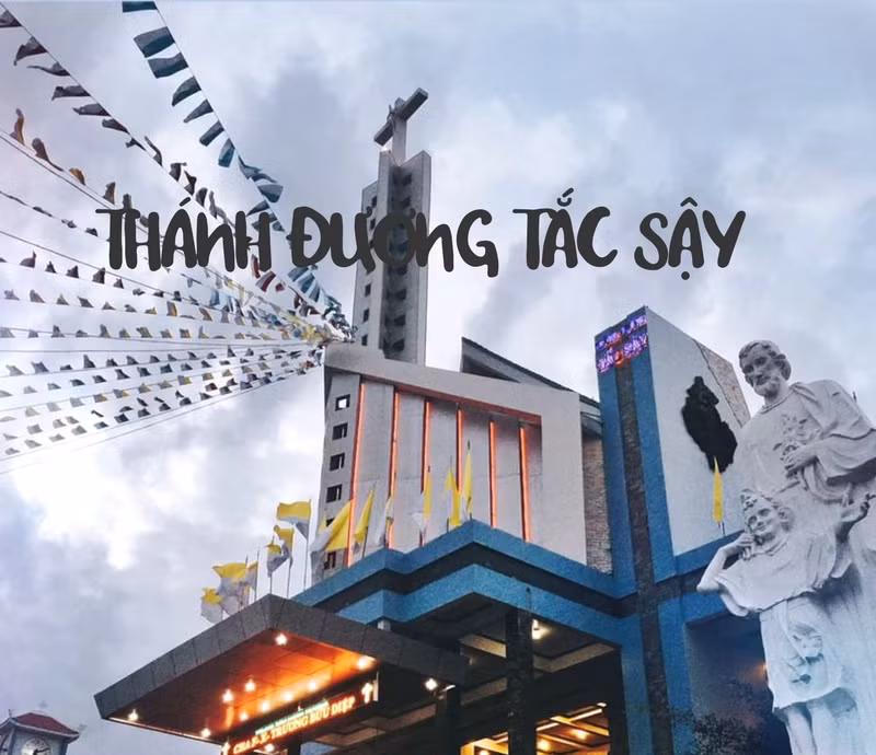 Với lối kiến trúc lạ mắt, thánh đường Tắc Sậy khiến nhiều người tưởng như mình đang lạc tại trời Âu.