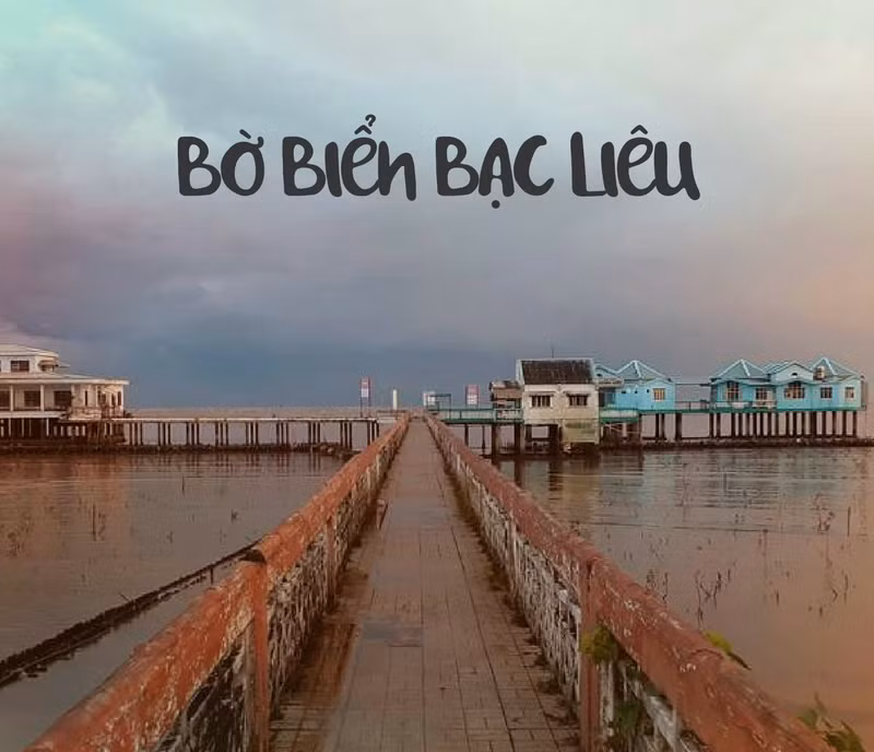Với 156 km bờ biển và các cửa biển quan trọng như Gành Hào, Nhà Mát, Cái Cùng, Vĩnh Hậu, đến Bạc Liêu bạn có thể thả mình trong những ngôi nhà trên biển, vừa nhấm nháp hải sản, vừa hít căng lồng ngực những làn gió biển mát rượi. Biển Bạc Liêu không có những bãi cát trắng phau như Nha Trang, Vũng Tàu… nhưng lại có những bãi bồi xa tít mang đến những đặc sản miền biển tươi rói.