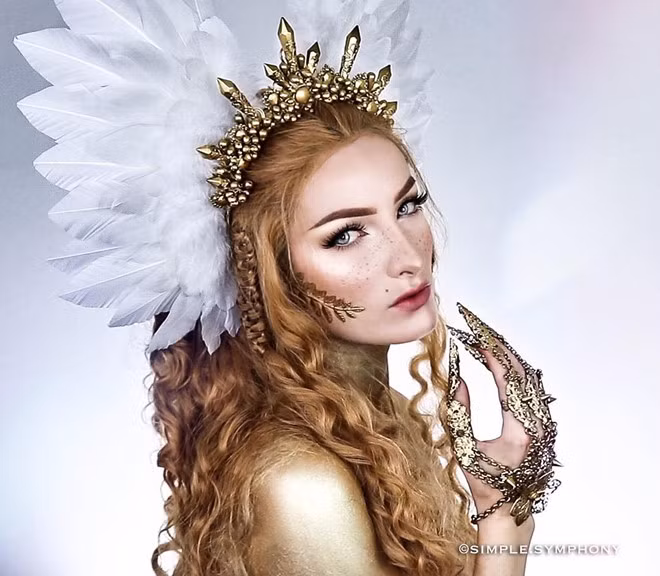 Hiện trang cá nhân của Ophélie t'Serstevens có hơn 817.000 followers. Ngoài đời, cô nàng sở hữu nhan sắc xinh đẹp và gu thời trang cá tính. Người yêu mến beauty blogger lai thường gọi cô là “phù thủy hóa trang”.