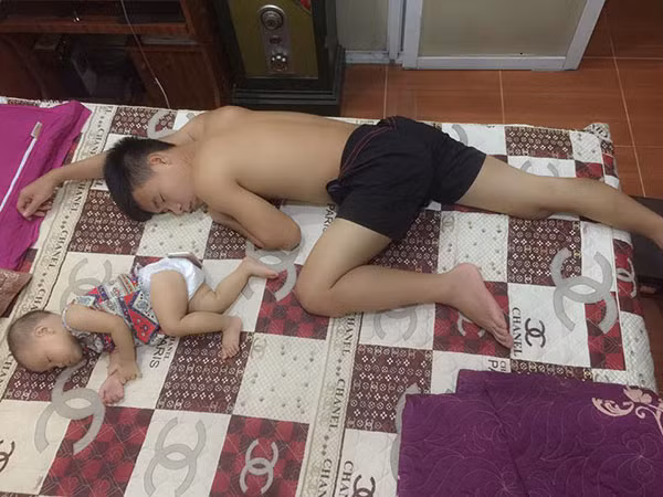 Nếu được hỏi điều hạnh phúc nhất với các mẹ bỉm thì 100% họ sẽ trả lời rằng là được ngắm nhìn các thiên thần của mình say trong giấc ngủ. Càng thú vị hơn khi họ bắt gặp cảnh dáng ngủ của con mình lại giống bố nó đến kinh ngạc.
