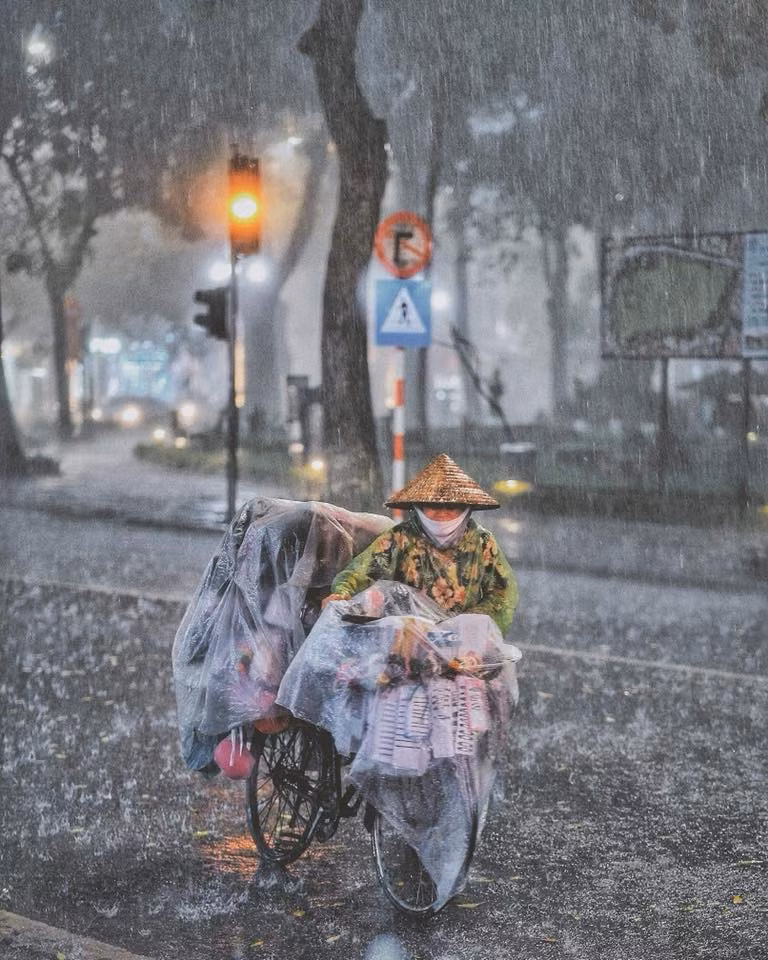 Những cuộc mưu sinh dưới mưa của người Hà Nội mang đến cảm xúc rất khác lạ cho người xem.