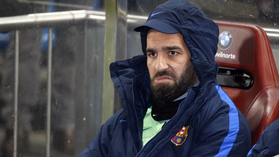 Barcelona cho không, Turan vẫn "ế": Arda Turan đã không còn nằm trong kế hoạch của HLV Ernesto Valverde. Tuy nhiên ngôi sao người Thổ Nhĩ Kỳ vẫn đang gặp rất nhiều khó khăn trong việc tìm kiếm một bến đỗ mới. Tình cảnh hiện tại của Arda Turan tại Barcelona có lẽ là điều mà khó ai có thể ngờ tới. Cần biết rằng chỉ 2 năm trước, đội chủ sân Nou Camp đã phải bỏ ra tới 34 triệu euro để chiêu mộ anh từ Atletico.