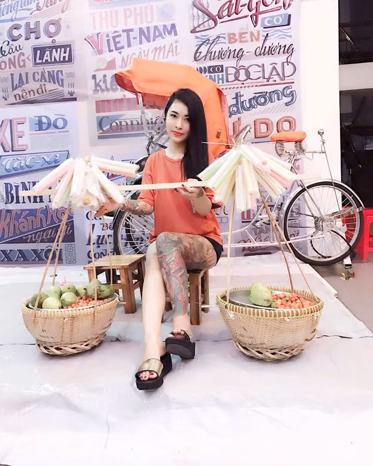 Trong clip mới về việc tuyển chồng của mình, hot girl xăm trổ Sài thành này đã ra những điều kiện hết sức quái dị khiến người nghe có phần sốc và hoang mang. Cụ thể, Hồ Xuân Hương yêu cầu các thí sinh phải có tuổi từ 18 đến 40, sức khỏe tốt, cao 1m8 và không cần quan trọng béo hay gầy.