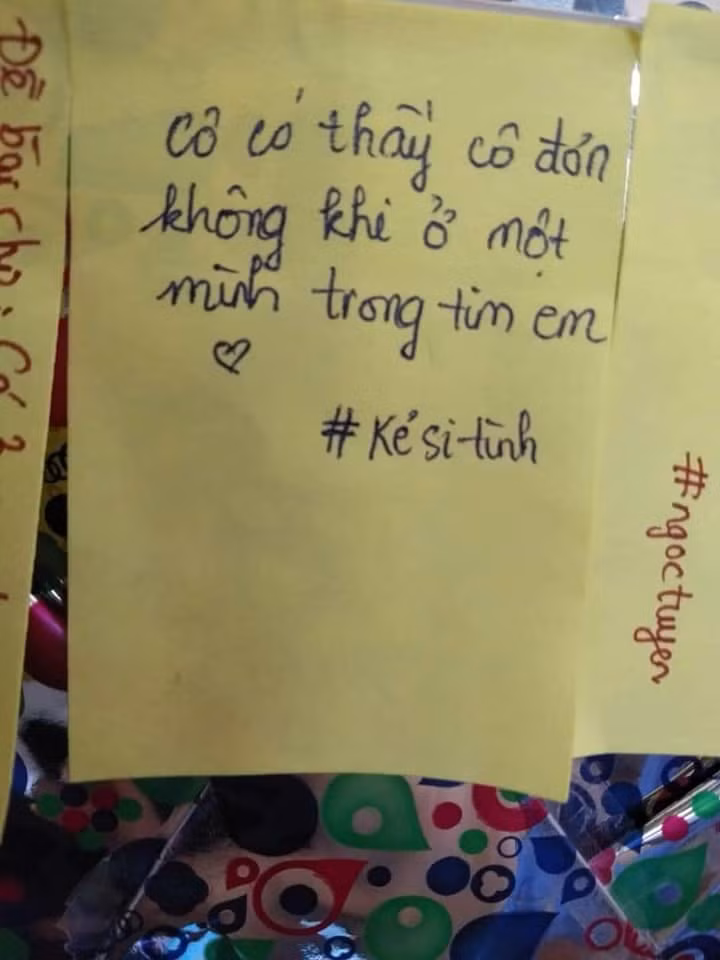 "Nhà cô có bán rượu không? Mà mỗi lần giảng bài em say quá", "Cô có thấy cô đơn không khi ở một mình trong tim em", "Cô có biết em với vec-tơ giống nhau chỗ nào không? Vec-tơ có 1 phương còn trong lòng em cũng có mình cô Phương đó"… là những lời thả thính đáng yêu mang đậm tính chất sách vở được các học sinh gửi tới cô giáo xinh đẹp của mình.