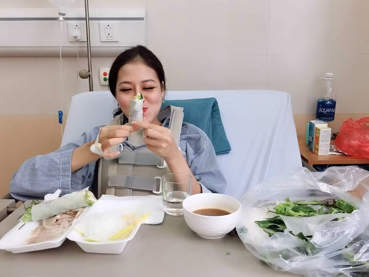 Dù sở hữu nhan sắc cực kỳ nổi bật nhưng cô bệnh nhân xinh đẹp số lại đen như mực vì chuyện tưởng chỉ có thể nói đùa mà nay cũng thành sự thật: Ho gãy lưng, khiến cộng đồng mạng được phen vừa buồn cười vừa thương.
