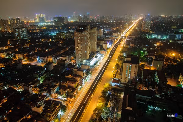 Mới đây, nhiếp ảnh gia trẻ Ngô Huy Hòa - Hachi8 (SN 1985, quê gốc Hà Nội) đã cho cư dân mạng thấy Hà Nội còn quyến rũ hơn với góc nhìn trên cao.