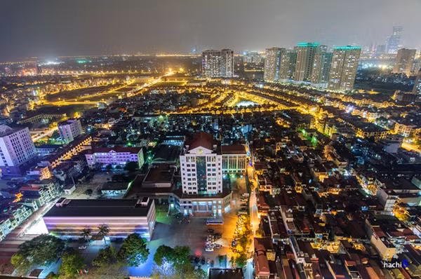 Với bộ ảnh "Hà Nội góc nhìn trên cao", nhiếp ảnh gia Hachi đã đem đến cho người xem một góc nhìn mới về Hà Nội khi lên đèn.