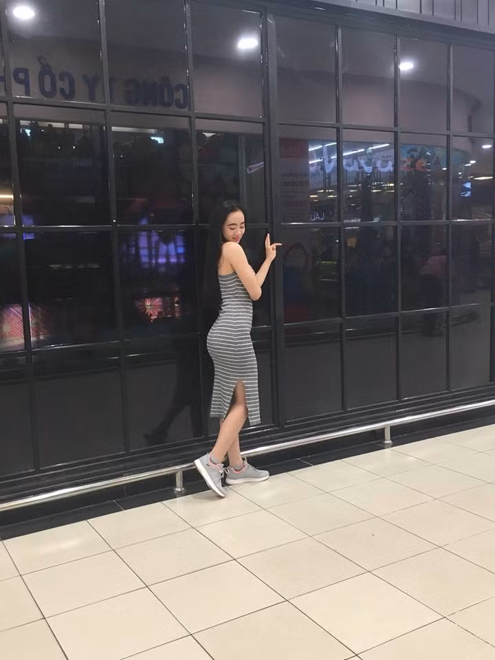 "Ban đầu đi trên đường, nhiều người cũng nhìn và chụp ảnh, quay phim nhiều lắm. Mình cũng ngại nhưng sau đó quen dần và cảm thấy mình có điều gì đó đặc biệt thì mới được nhiều người chú ý đến vậy" Kim Nguyên chia sẻ.