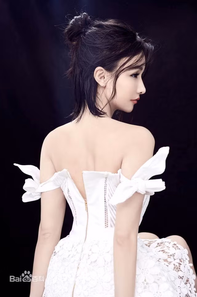 Người thân bạn bè bà con xa đều gọi điện thoại hỏi người nhà của Miss thực hư. Trước tin đồn này, người đẹp thẳng thắn phủ nhận.