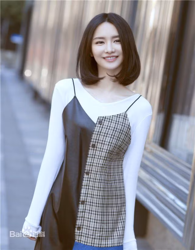 Con số này xuất hiện khi Miss ký kết hợp đồng với NiceTV, một kênh dưới trướng công ty truyền thông game chuyên về eSport và nền tảng live stream Longzhu. Miss là streamer chủ chốt của NiceTV, khi bản hợp đồng 58 tỷ được ký, đã có người lấy con số đó để tung tin về thu nhập của cô.