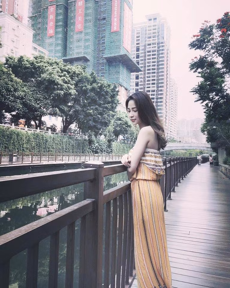 Nhiều người còn nhận xét rằng, nếu không lập gia đình khi còn quá trẻ, Tú Linh sẽ còn phát triển rực rỡ hơn rất nhiều bởi cô nàng này không chỉ sở hữu ngoại hình mà còn có duyên nghề.