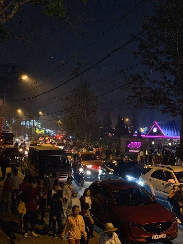 Còn bạn Duy Anh (27 tuổi, Hà Nội) chia sẻ: "Mình bay vào Đà Lạt từ mùng 2 Tết, không khí ở đây khá tấp nập. Mình tưởng rằng tìm chỗ yên tĩnh để nghỉ dưỡng nhưng không ngờ nó lại quá sức ồn ào và tắc nghẽn".