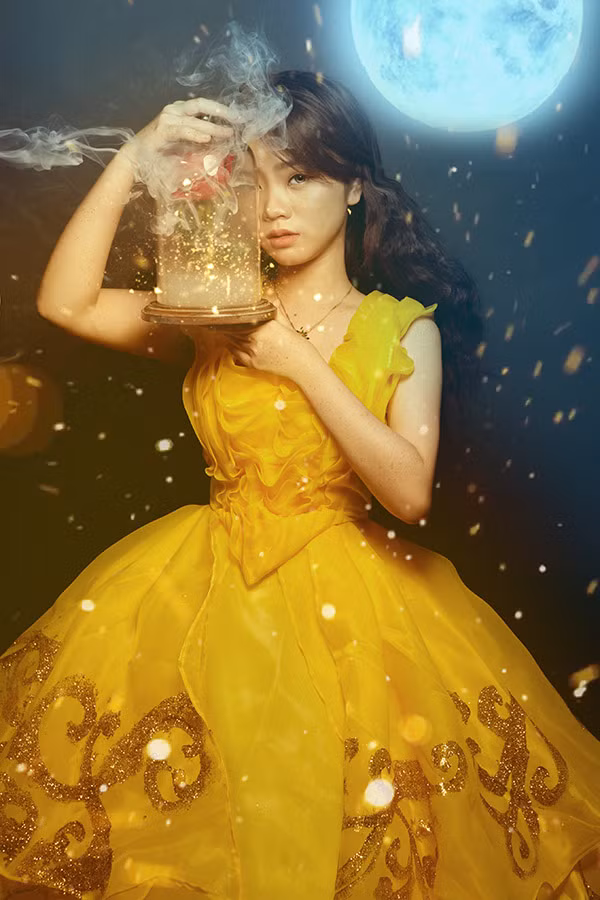 Trong bộ váy vàng kiêu sa, sang trọng đúng chất công chúa, bên cạnh đó là không gian ma mị và đóa hồng màu nhiệm đã khiến cô gái xinh đẹp Sài thành bị nhầm tưởng chính là nhân vật nữ chính trong phim.