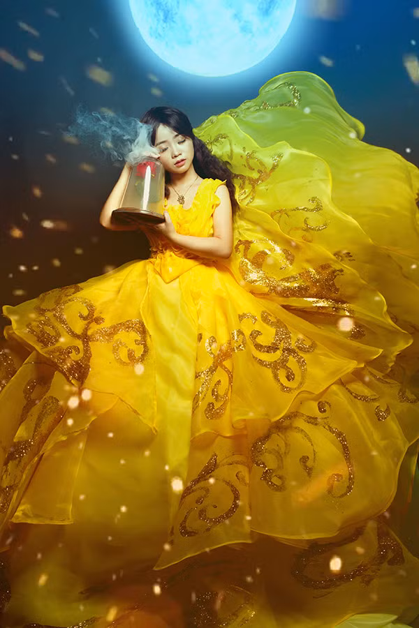 Bộ ảnh Người đẹp và Quái thú của Hoàng Mẫn được cô bạn 9X và ekip thực hiện đầu tư khá công phu từ trang phục, phụ kiện, trang điểm cho tới cả hiệu ứng photoshop.