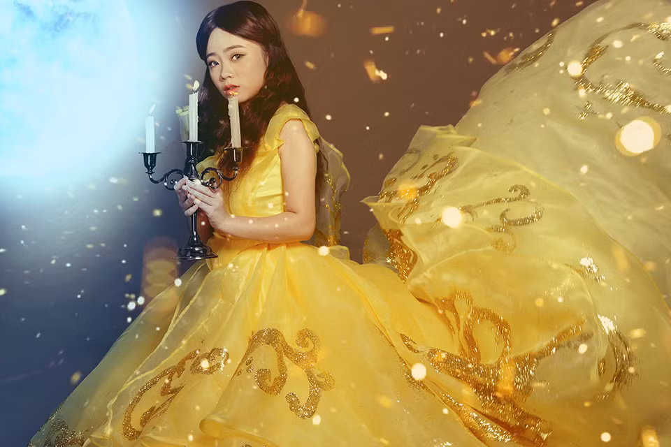Không chỉ gây sóng gió trong cộng đồng những người yêu phim điện ảnh, bộ phim Người đẹp và Quái tật còn tạo sức hấp dẫn khi khiến nhiều cô nàng phải bớt chút thời gian để lên ý tưởng thực hiện bộ ảnh hóa thân vào công chúa xinh đẹp do nữ diễn viên Emma Watson thủ vai và bộ ảnh của cô nàng hot girl Sài thành - Hoàng Mẫn cũng nằm trong số đó.