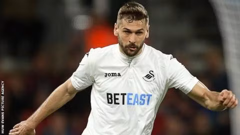 Llorente sẽ ở lại: HLV Paul Clement của Swansea cho biết tiền đạo Fernando Llorente sẽ ở lại CLB trong bối cảnh đang nhận được sự quan tâm từ phía Chelsea.