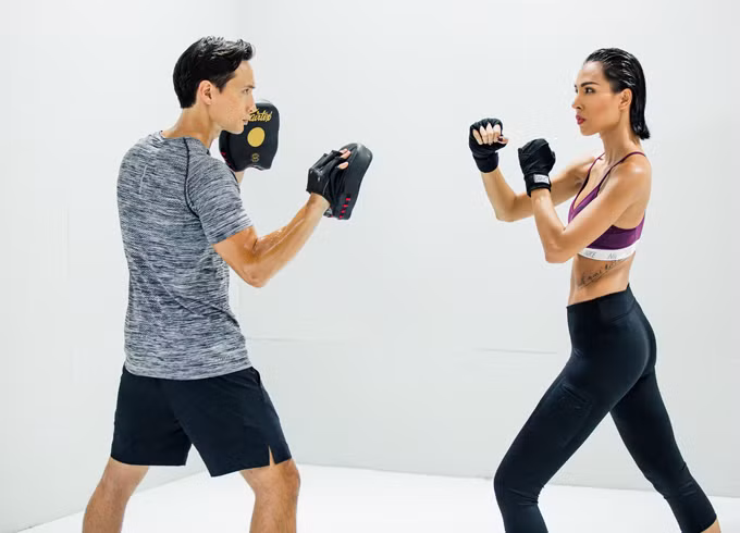 Tuy nhiên diễn viên Kim Lý khiến Minh Triệu và cả êkíp chụp ảnh bất ngờ vì thẳng thừng từ chối đề nghị cởi áo, diễn cùng nữ người mẫu. 'Xin lỗi, tôi đã có bạn gái', Kim Lý giải thích. Minh Triệu cho biết cô không giận mà ngưỡng mộ cách ứng xử tế nhị của tài tử phim 'Hương Ga'.
