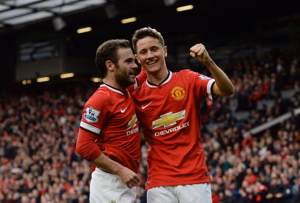 Song song với chiêu mộ tân binh, MU cũng muốn thanh lọc đội hình hiện tại. Sky Sports dẫn nguồn từ Sun on Sunday cho biết tương lai của 8 cầu thủ đội một sẽ được quyết định dựa trên ý kiến của Solskjaer. 2 trong số 8 cái tên này được tiết lộ là bộ đôi Tây Ban Nha, Juan Mata và Ander Herrera, những người đáo hạn hợp đồng vào cuối mùa.