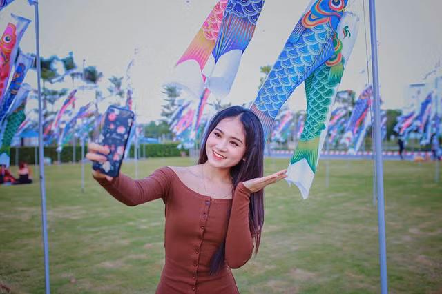 Không chỉ được chụp ảnh với cánh đồng cá Koi đặc sắc, BTC của lễ tình yêu Mizuki còn có những chương chương trình âm nhạc, ẩm thực đặc sắc - 1500 vé xem phim sẽ được phát miễn phí.