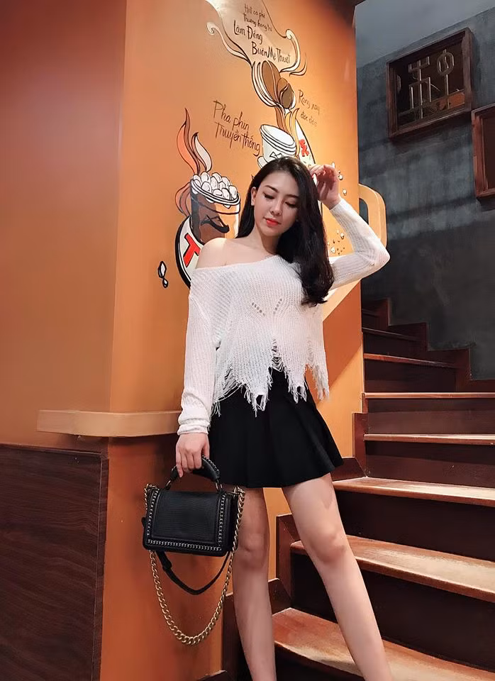 Ngoài những bức ảnh đi cafe sang chảnh, không ít lần N.K.M xuất hiện trong các bar sang trọng để "giải sầu".