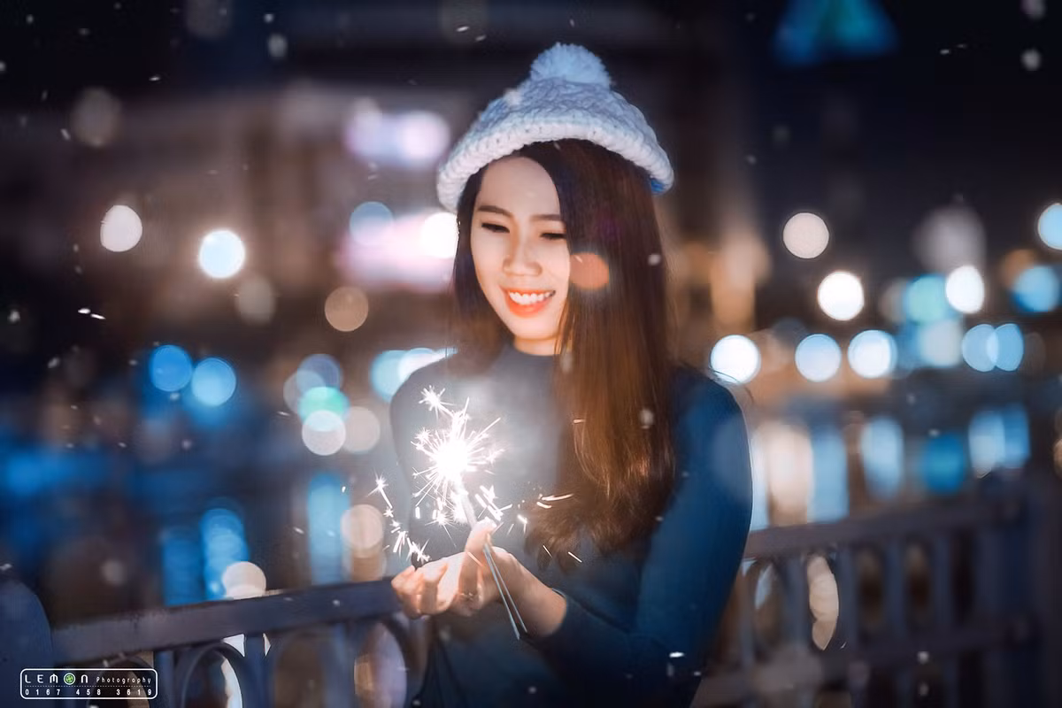 Que pháo bông nhỏ và những bokeh sáng phía sau đã khiến bức ảnh có chiều sâu nhất định. Ảnh: Lemon Thien.