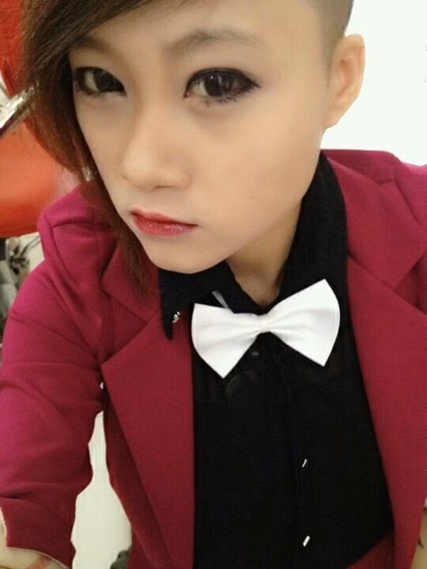 Nói về những loạt ảnh thời "sửu nhi" của mình, bà mẹ 9x cho biết: "Mình không hối hận về những gì mình đã làm. Dẫu sao đó cũng là những hình ảnh trong quá khứ, mình đăng lên mạng cũng chỉ để nhớ lại những kỉ niệm về thời tuổi trẻ bồng bột đã qua. Mình không để tâm đến những gì người khác nói, chỉ cần chồng và gia đình luôn thấu hiểu và yêu thương mình là đủ rồi".