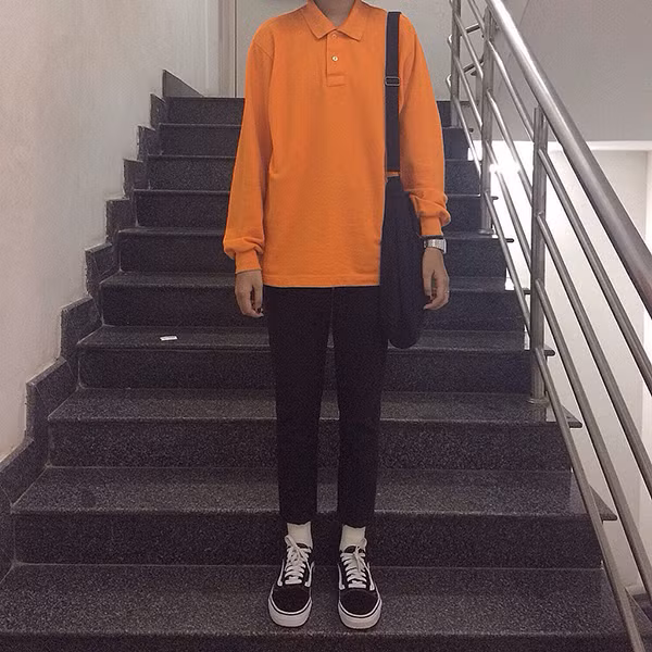 Cô gái 9X Đắk Lắk được nhắc tới đó là Nguyễn Thị Phương Uyên (sinh năm 1999) hiện đang là sinh viên trường Đại học văn hóa TP.HCM. Cô nàng này nổi tiếng với những bức ảnh "cụt đầu" nhưng lại khoe đôi chân vô cùng dài, thẳng và phong cách ăn mặc cực chất.