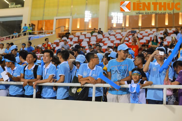 Fan Man City tại Việt Nam trên các khán đài của sân Mỹ Đình liên tục hò reo khi các cầu thủ Man City xuất hiện trên sân Mỹ Đình.