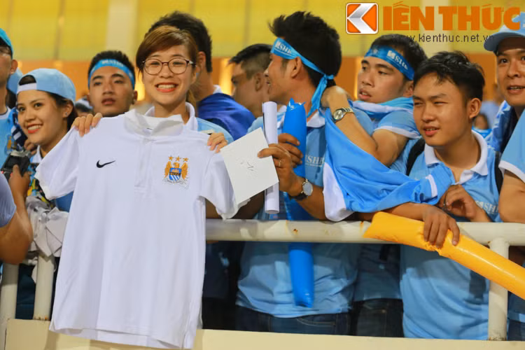 Một fan Man City xinh đẹp hiện diện trên khán đài của SVĐ QG Mỹ Đình.