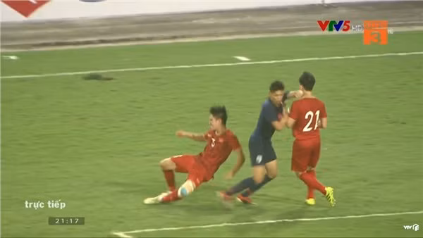 Tình huống Supachai cố tình đấm vào mặt Đình Trọng.